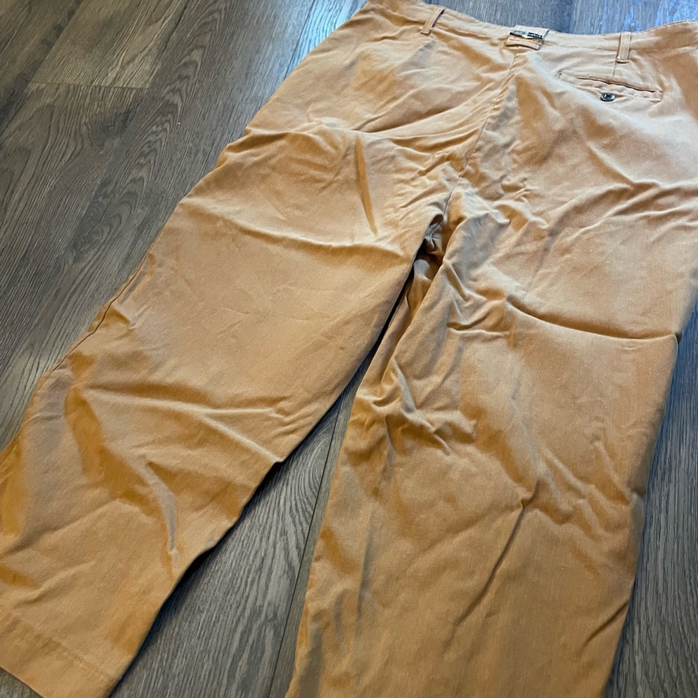 Great Condition. 22 percent Nylon, 74 percent rayon, 4 percent spandex.